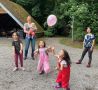Die Kinder versuchen, den Luftballon in der Luft zu halten.